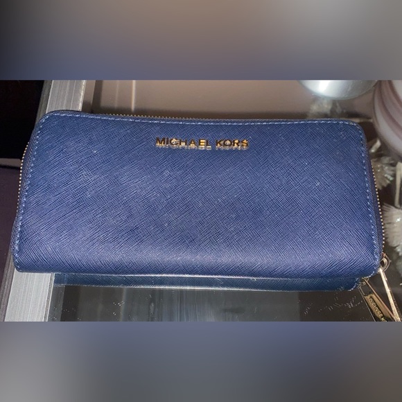 Large Michael Kors wallet - Picture 1 of 2